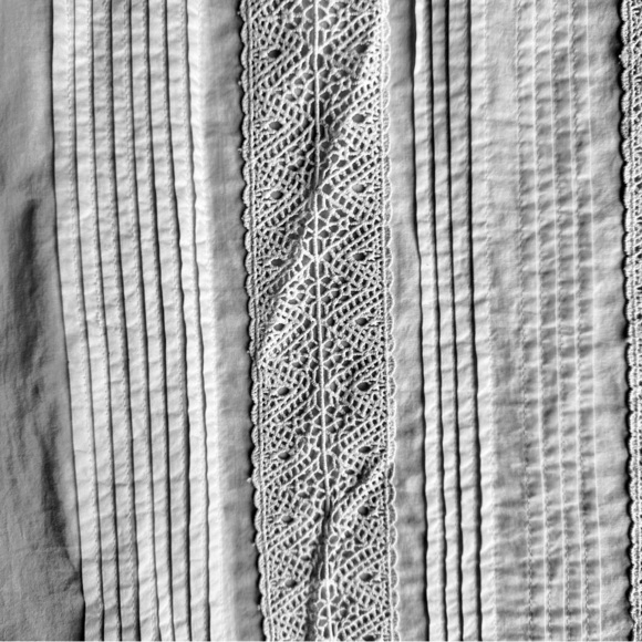 Old Navy White Boho Pintuck Popover Split-Neck Lace-Trim Blouse Size S - Picture 3 of 11